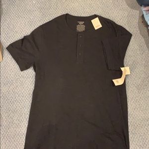 Vince men’s 3 button short sleeve shirt. Size M